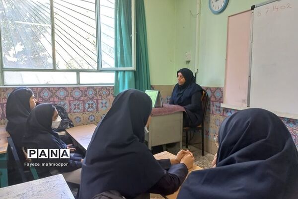 برگزاری نشست بصیرتی ویژه هفته وحدت در دبیرستان آزاده رودهن