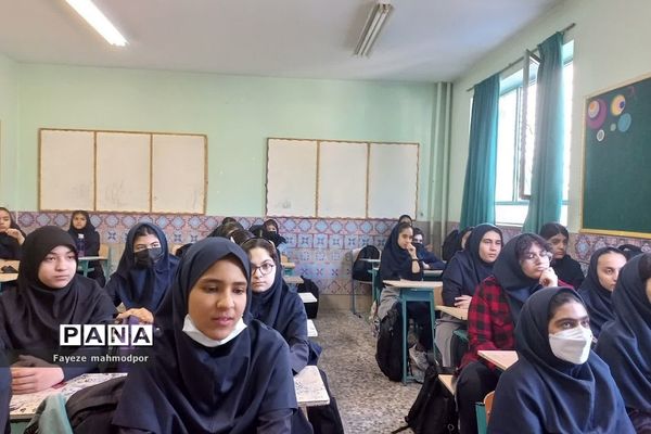 برگزاری نشست بصیرتی ویژه هفته وحدت در دبیرستان آزاده رودهن