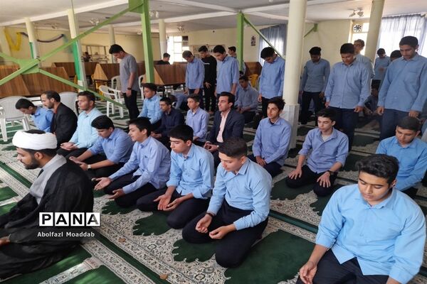 برگزاری نماز جماعت در دبیرستان پسرانه نمونه آیت الله خامنه‌ای کاشمر