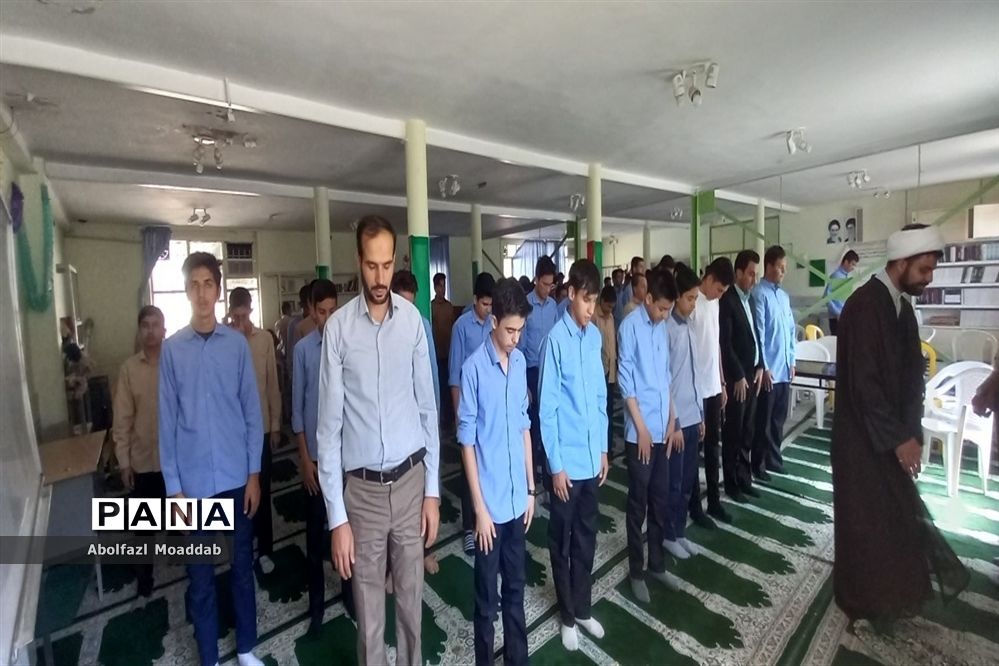 برگزاری نماز جماعت در دبیرستان پسرانه نمونه آیت الله خامنه‌ای کاشمر
