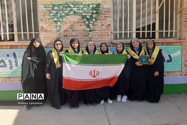 جشن مهر عاطفه‌ها با حضور فرزند شهید در دبیرستان شاهد شهید حمامی