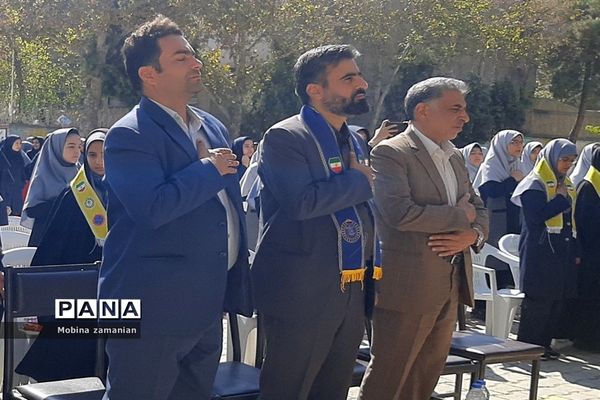 جشن مهر عاطفه‌ها با حضور فرزند شهید در دبیرستان شاهد شهید حمامی