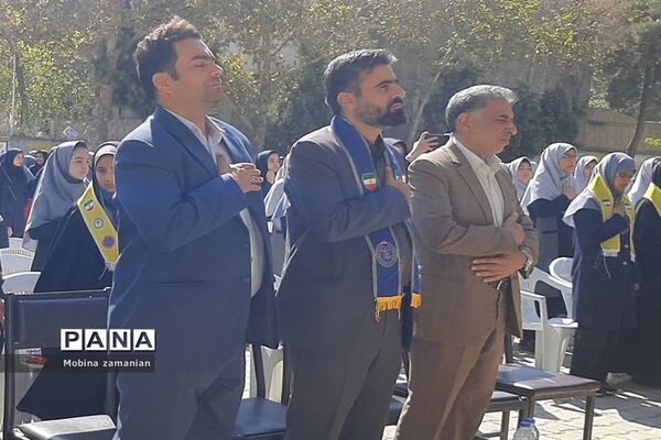 جشن مهر عاطفه‌ها با حضور فرزند شهید در دبیرستان شاهد شهید حمامی