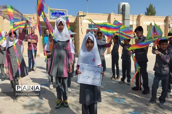 جشن بادکنک‌ها و بادبادک‌ها در شهرستان مروست