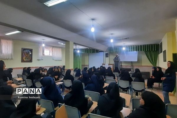 برگزاری کارگاه‌های مهارتی و رفتارهای اجتماعی در هنرستان مبتکران رودهن