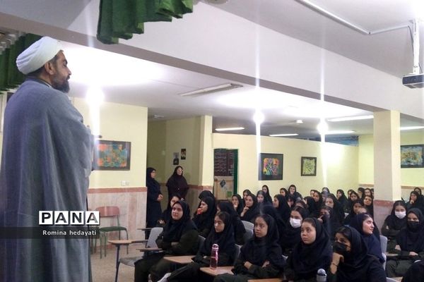 برگزاری کارگاه‌های مهارتی و رفتارهای اجتماعی در هنرستان مبتکران رودهن