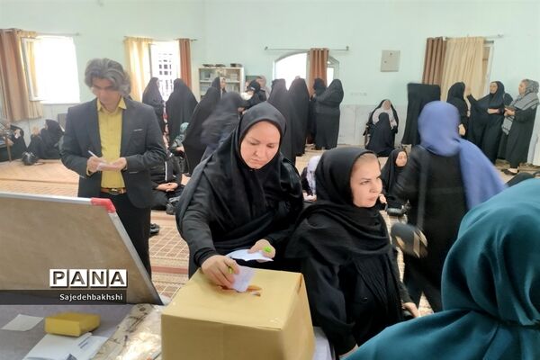 برگزاری جلسه انجمن اولیا در نمازخانه هنرستان حافظ