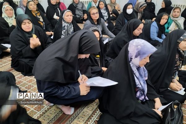 برگزاری جلسه انجمن اولیا در نمازخانه هنرستان حافظ