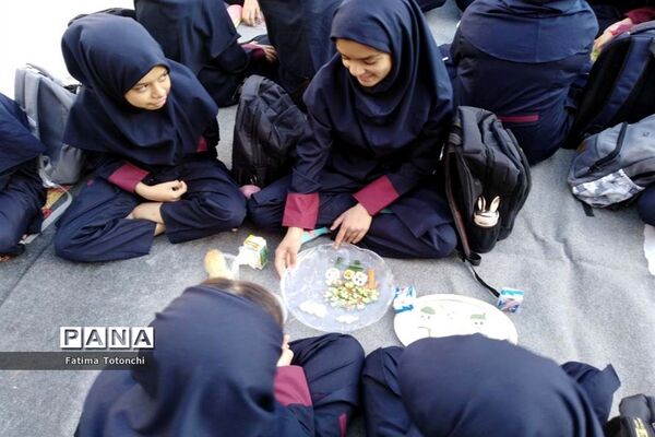 صبحانه وحدت در دبیرستان دخترانه حاج علی اکبر بهادر گراشی ناحیه ۳  شیراز