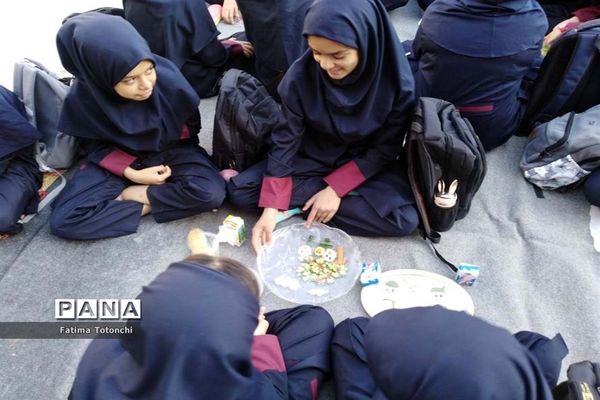 صبحانه وحدت در دبیرستان دخترانه حاج علی اکبر بهادر گراشی ناحیه ۳  شیراز