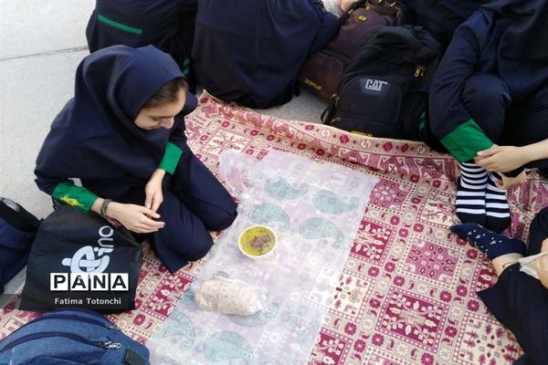 صبحانه وحدت در دبیرستان دخترانه حاج علی اکبر بهادر گراشی ناحیه ۳  شیراز