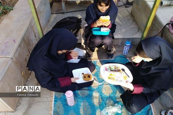 صبحانه وحدت در دبیرستان دخترانه حاج علی اکبر بهادر گراشی ناحیه ۳  شیراز
