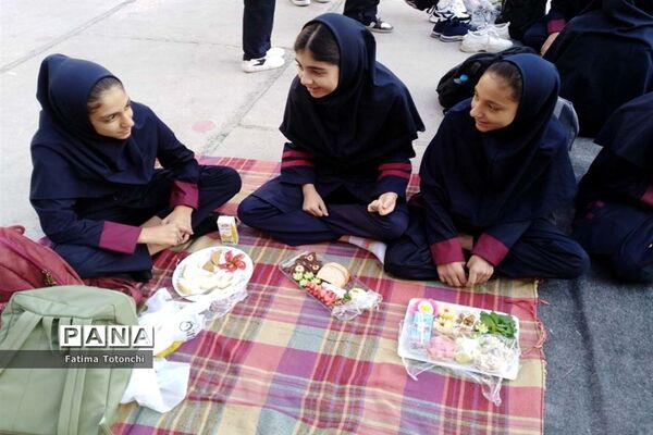 صبحانه وحدت در دبیرستان دخترانه حاج علی اکبر بهادر گراشی ناحیه ۳  شیراز