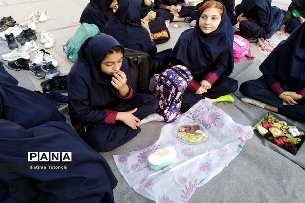 صبحانه وحدت در دبیرستان دخترانه حاج علی اکبر بهادر گراشی ناحیه ۳  شیراز