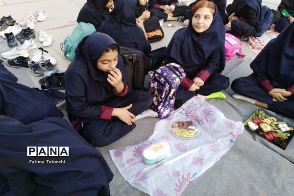 صبحانه وحدت در دبیرستان دخترانه حاج علی اکبر بهادر گراشی ناحیه ۳  شیراز