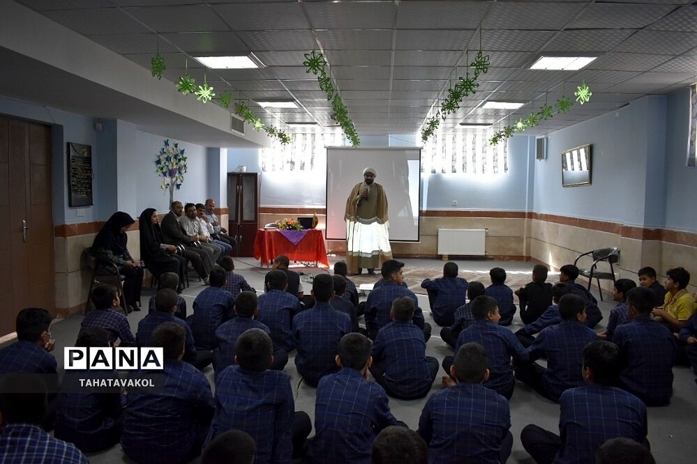 آیین زنگ نماز دانش‌آموزان مدرسه برکت علم بومهن