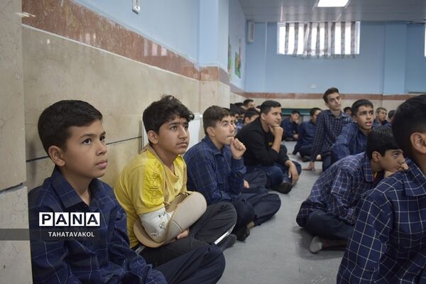 آیین زنگ نماز دانش‌آموزان مدرسه برکت علم بومهن