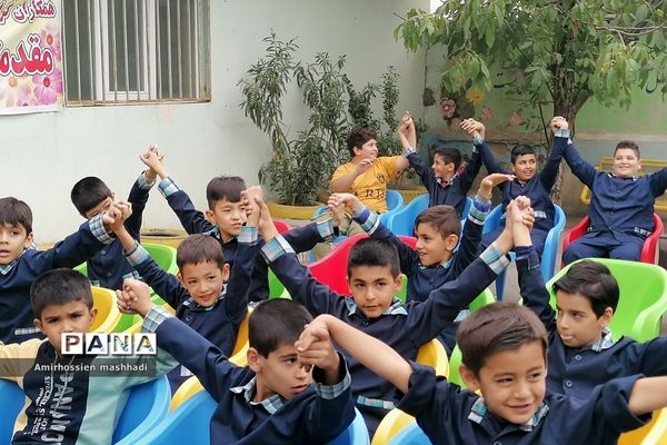 جشن هفته  وحدت در دبستان شهدای کریتون ۲ رودهن