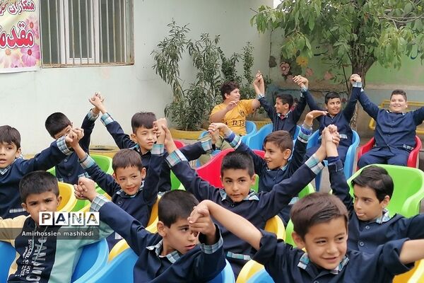 جشن هفته  وحدت در دبستان شهدای کریتون ۲ رودهن