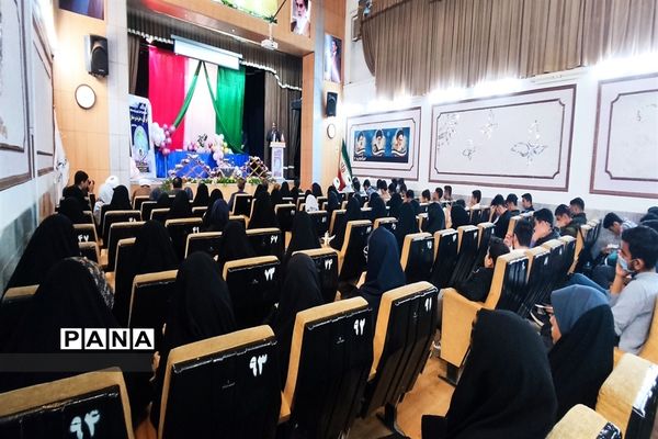 مراسم تجلیل از دانش‌آموزان برگزیده مسابقات قرآن و نماز