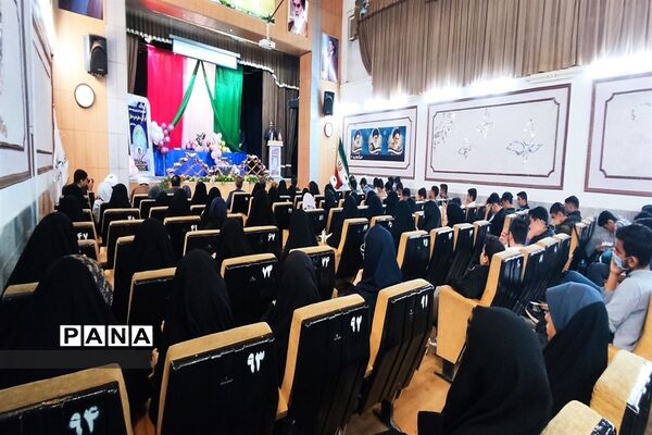 مراسم تجلیل از دانش‌آموزان برگزیده مسابقات قرآن و نماز