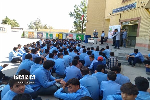 جشن میلاد پیامبر اکرم (ص) در دبیرستان پسرانه نمونه آیت‌الله خامنه‌ای کاشمر