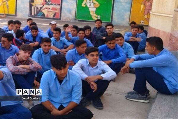 جشن میلاد پیامبر اکرم (ص) در دبیرستان پسرانه نمونه آیت‌الله خامنه‌ای کاشمر