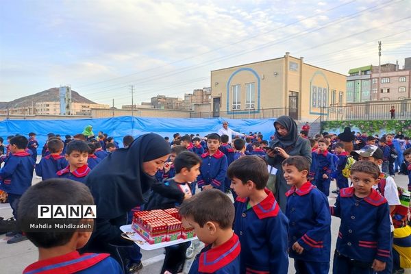 جشن بزرگ هفته وحدت و میلاد پیامبر اسلام (ص) در دبستان پسرانه حاج تقی احدیان
