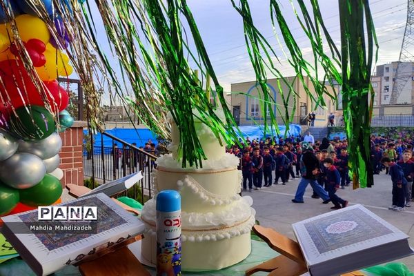 جشن بزرگ هفته وحدت و میلاد پیامبر اسلام (ص) در دبستان پسرانه حاج تقی احدیان