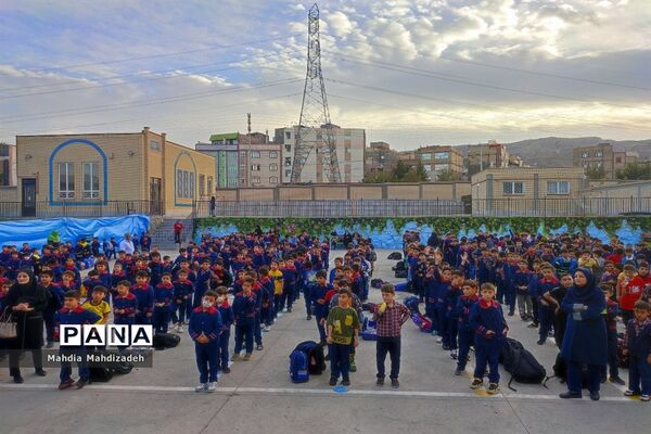 جشن بزرگ هفته وحدت و میلاد پیامبر اسلام (ص) در دبستان پسرانه حاج تقی احدیان