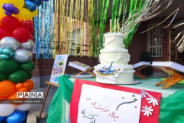 جشن بزرگ هفته وحدت و میلاد پیامبر اسلام (ص) در دبستان پسرانه حاج تقی احدیان