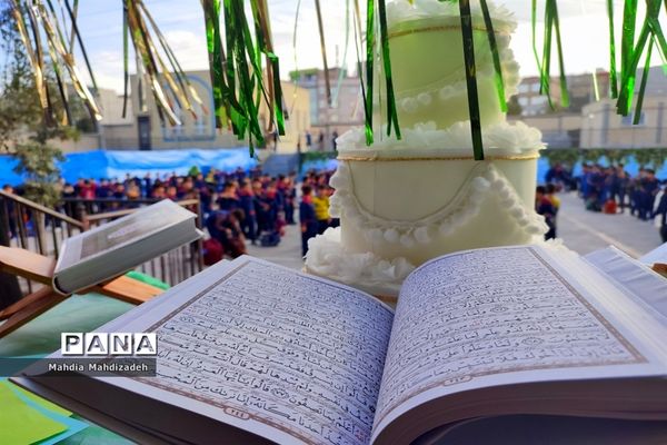 جشن بزرگ هفته وحدت و میلاد پیامبر اسلام (ص) در دبستان پسرانه حاج تقی احدیان
