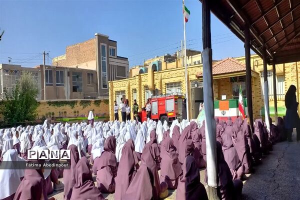 تکریم پدران آتش‌نشان به‌مناسبت روز آتش‌نشان در دبستان دخترانه معلم