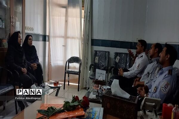 تکریم پدران آتش‌نشان به‌مناسبت روز آتش‌نشان در دبستان دخترانه معلم