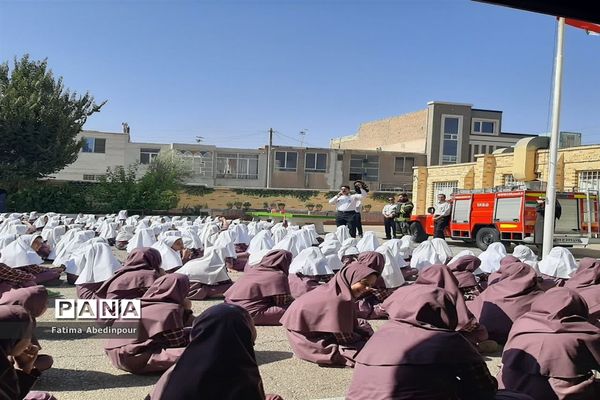 تکریم پدران آتش‌نشان به‌مناسبت روز آتش‌نشان در دبستان دخترانه معلم