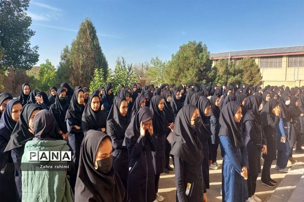 برگزاری جشن عاطفه‌ها در دبیرستان دخترانه فاطمه الزهرا(س)