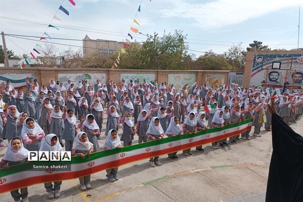اجرای سرود یکصدا ایران و برپایی نمایشگاه دفاع مقدس در دبستان نرگس جاجرم