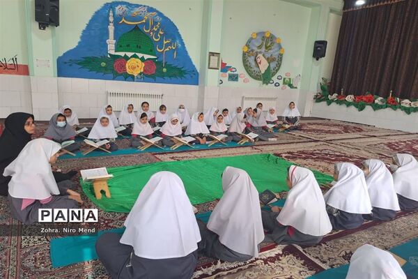 محفل انس با قرآن به‌مناسبت هفته وحدت در دبستان ۲۲ بهمن