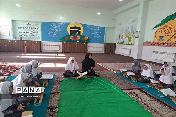 محفل انس با قرآن به‌مناسبت هفته وحدت در دبستان ۲۲ بهمن