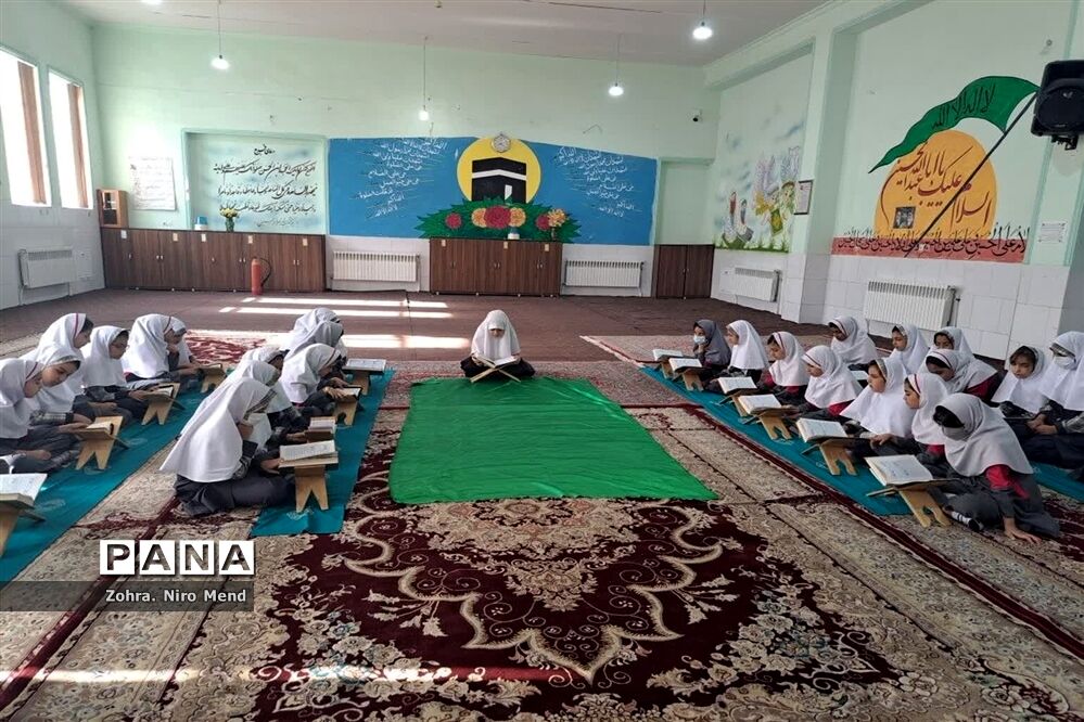 محفل انس با قرآن به‌مناسبت هفته وحدت در دبستان ۲۲ بهمن