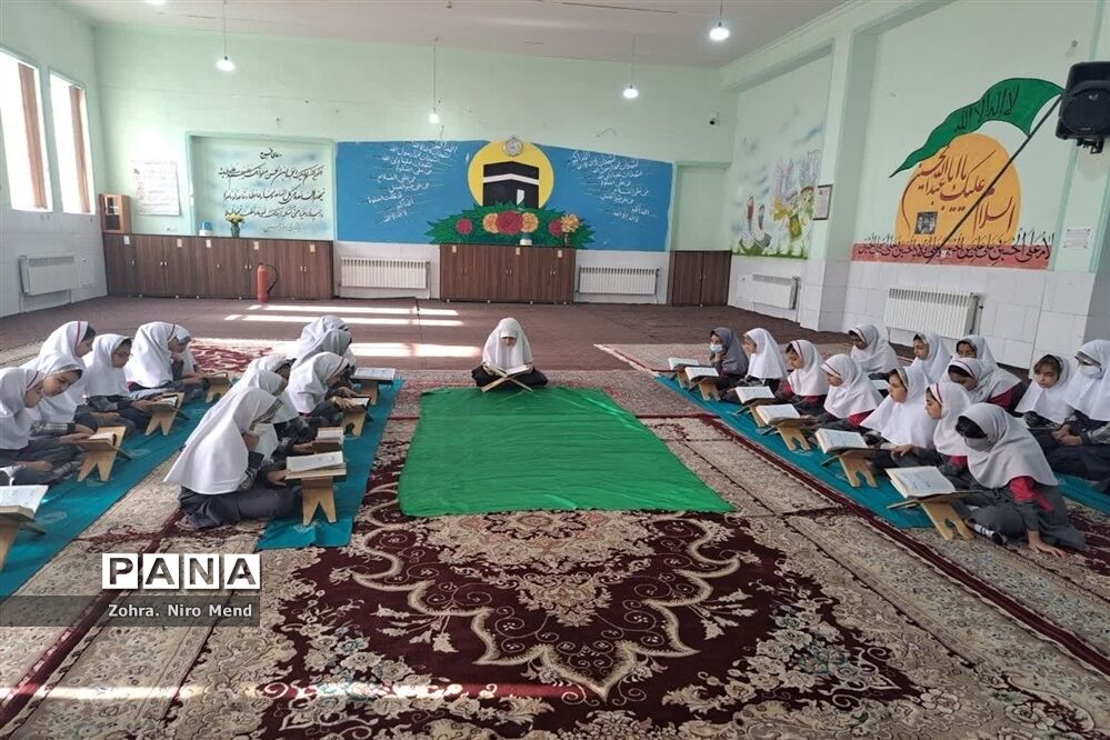 محفل انس با قرآن به‌مناسبت هفته وحدت در دبستان ۲۲ بهمن