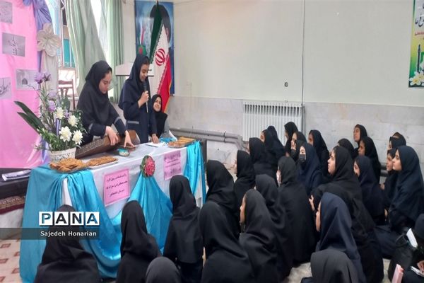 برگزاری جشن ولادت حضرت محمد (ص) و امام جعفر صادق (ع) در دبیرستان شاهد هاجر شهرستان کاشمر