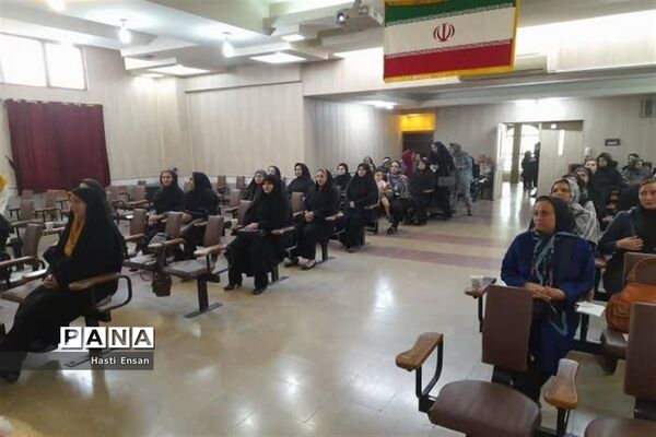 جلسه مجمع عمومی انجمن اولیا و مربیان دبیرستان آرمیتا مصلی‌نژاد