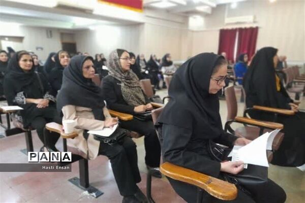 جلسه مجمع عمومی انجمن اولیا و مربیان دبیرستان آرمیتا مصلی‌نژاد