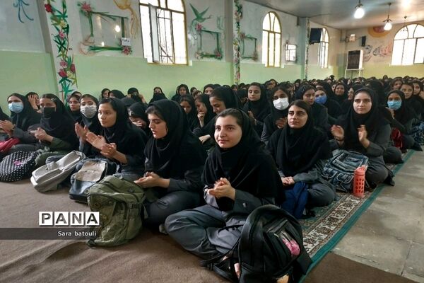 برگزاری جشن میلاد دو ستاره نورانی در دبیرستان مدنی منطقه ۱۸