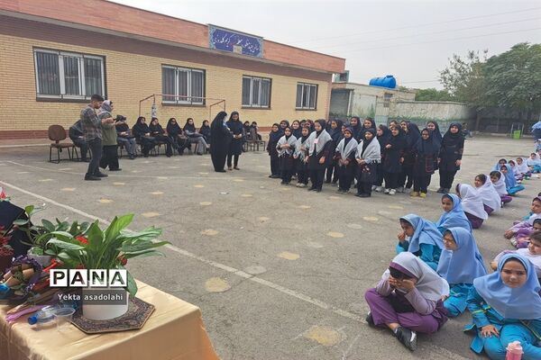 دیدار خیر مدرسه‌ساز از دبستان سیاح مقدم شهرستان رباط کریم