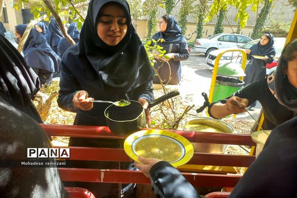 پخش نذری به‌مناسبت ولادت حضرت رسول اکرم (ص) و امام جعفر صادق (ع) در دبیرستان مهشید مصلی‌نژاد