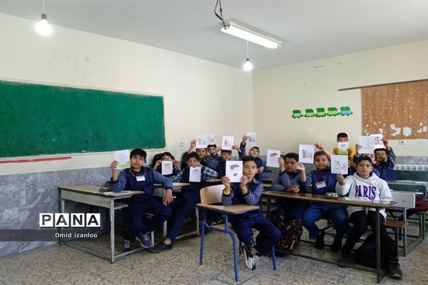 نقاشی همگانی با موضوع ایثار و شهادت در آموزشگاه‌های ابتدایی خراسان شمالی