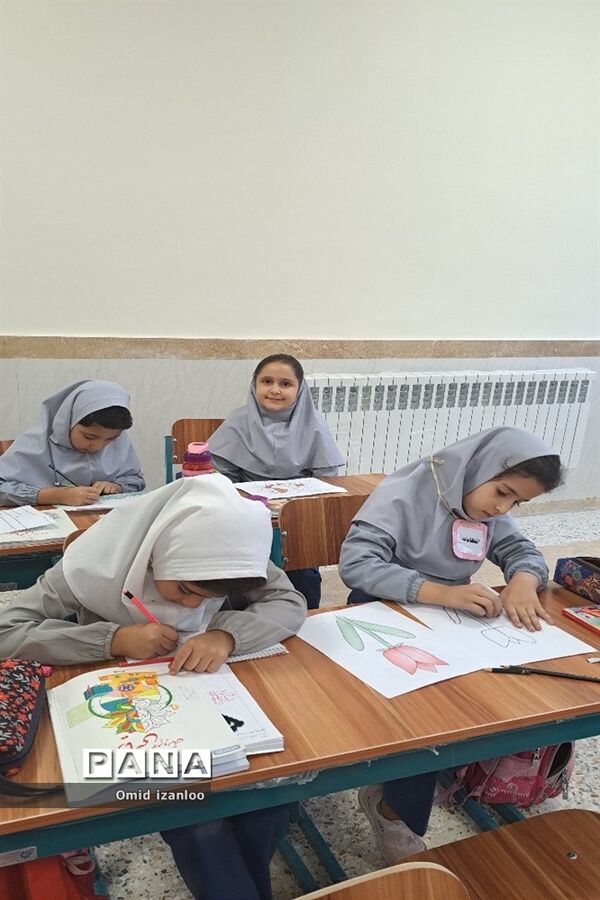 نقاشی همگانی با موضوع ایثار و شهادت در آموزشگاه‌های ابتدایی خراسان شمالی