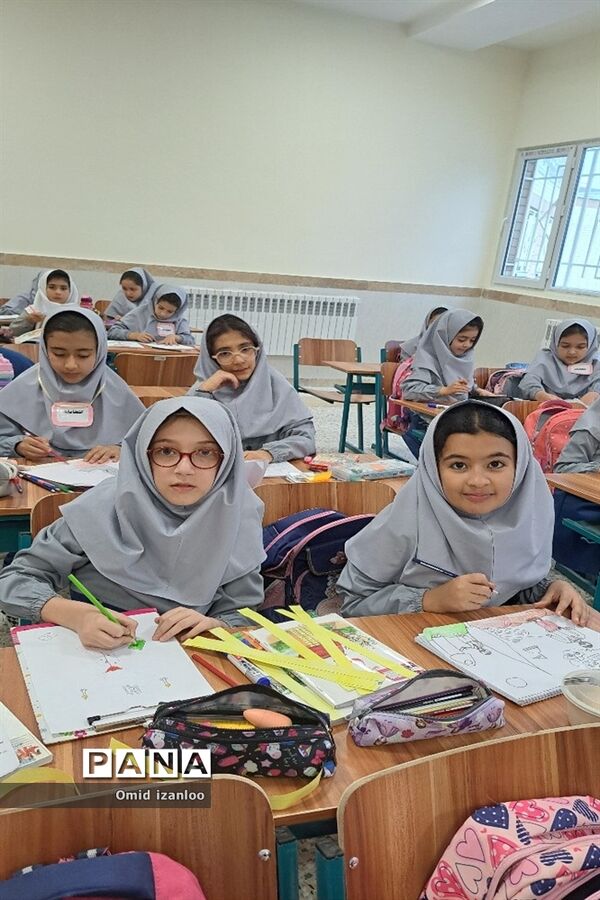 نقاشی همگانی با موضوع ایثار و شهادت در آموزشگاه‌های ابتدایی خراسان شمالی